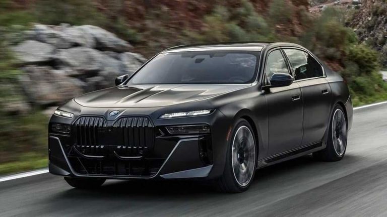 La Bmw Bmw M750e Xdrive 2023 Se Pare Dun Magnifique Noir Saphir