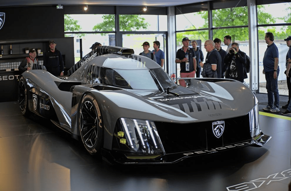 La Peugeot 9X8 LMH 2022 : un puissant vaisseau terrestre de 972 ch en pleine action à Monza, Africars24