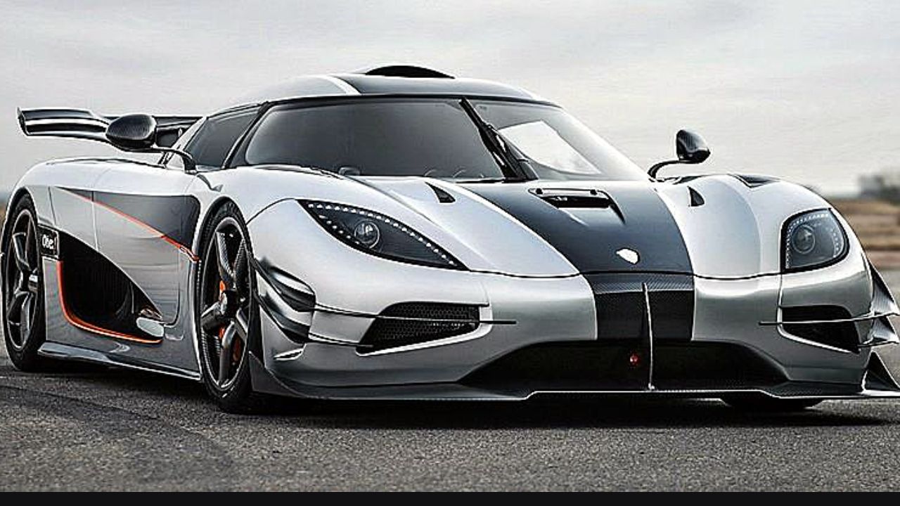 Cette Koenigsegg Regera blanche se déchaîne sur la piste du Goodwood FoS 2022 Cette Koenigsegg Regera blanche se déchaîne sur la piste du Goodwood FoS 2022, Africars24
