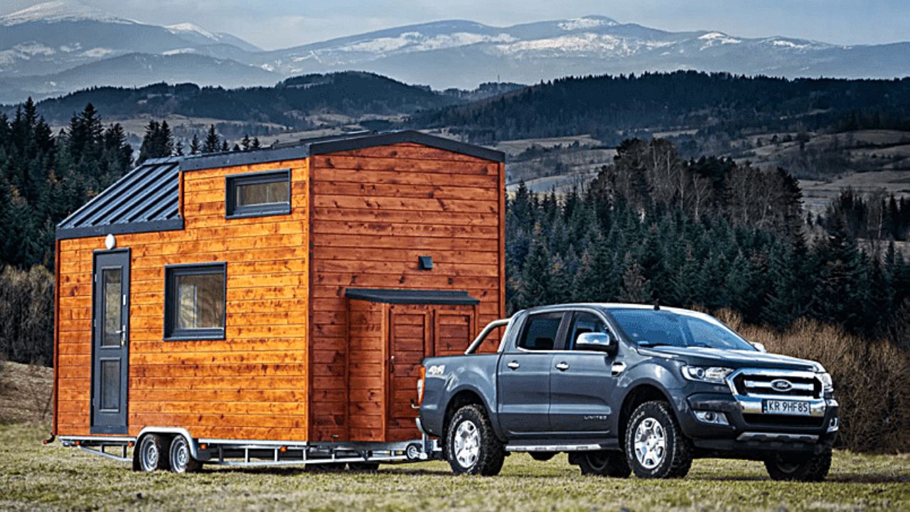 CETTE PETITE MAISON SUÉDOISE SUR ROUES EST LÉGÈRE ET COMPACTE MAIS A UN GRAND CŒUR, Africars24