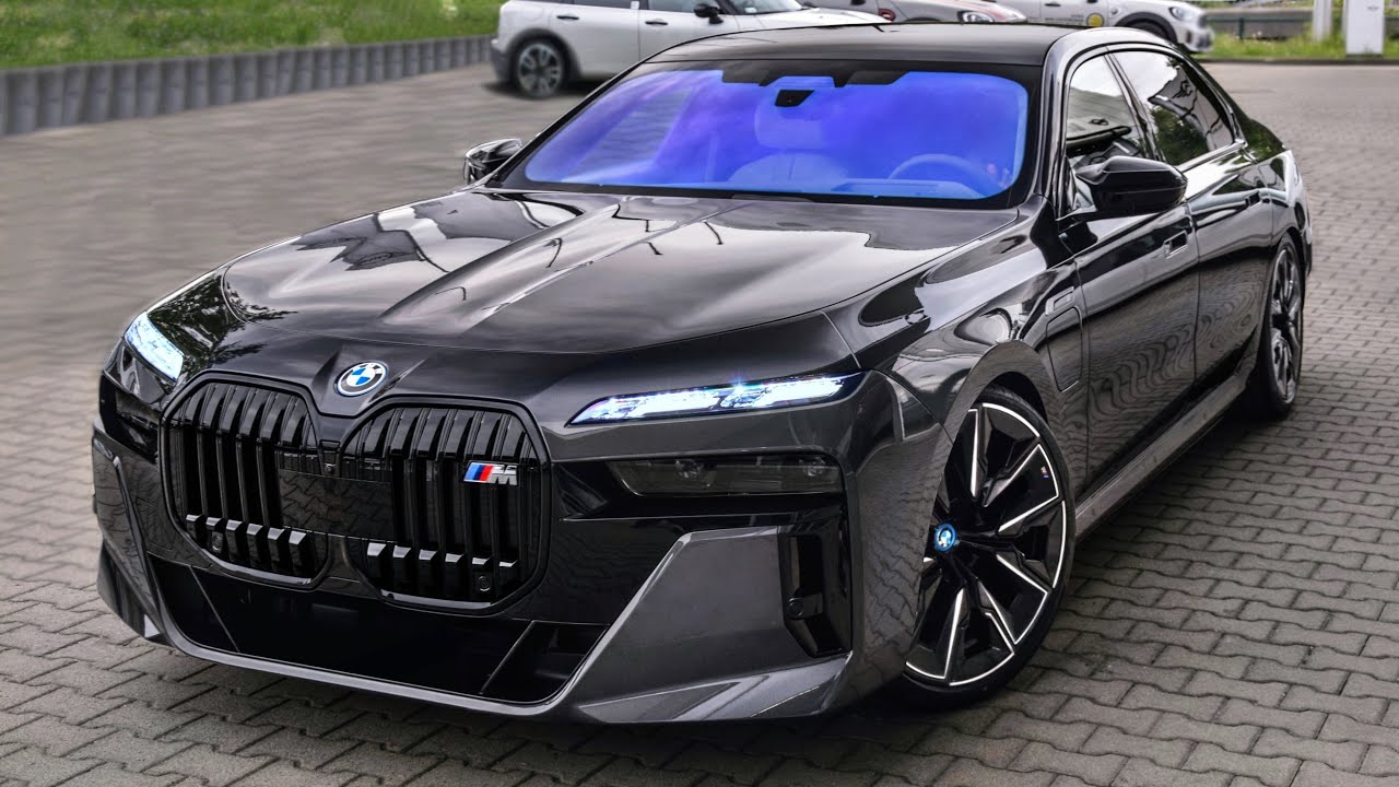 La BMW BMW M750e xDrive 2023 se pare d&rsquo;un magnifique « Noir Saphir » accentuant son nouveau design plus agressif et moderne, Africars24