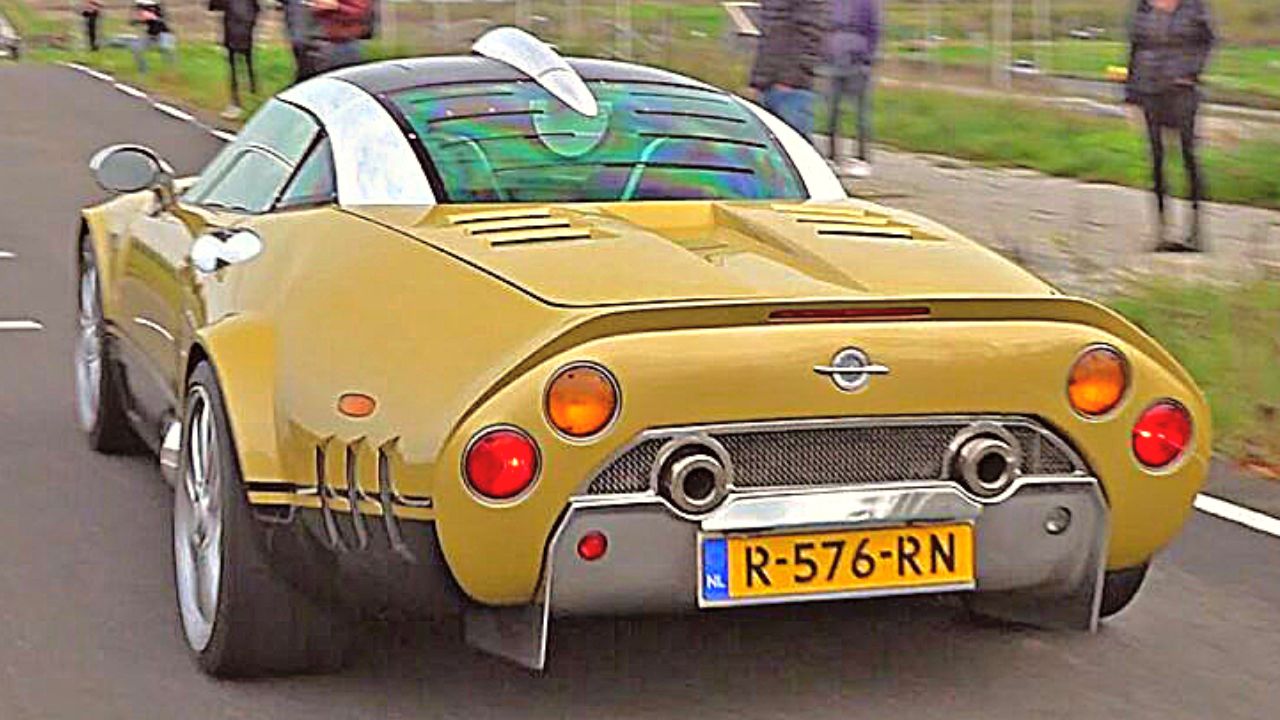 Ce rarissime félin est une version homologuée pour la route de l&rsquo;exceptionnelle « Le Mans Double 12 R », Africars24