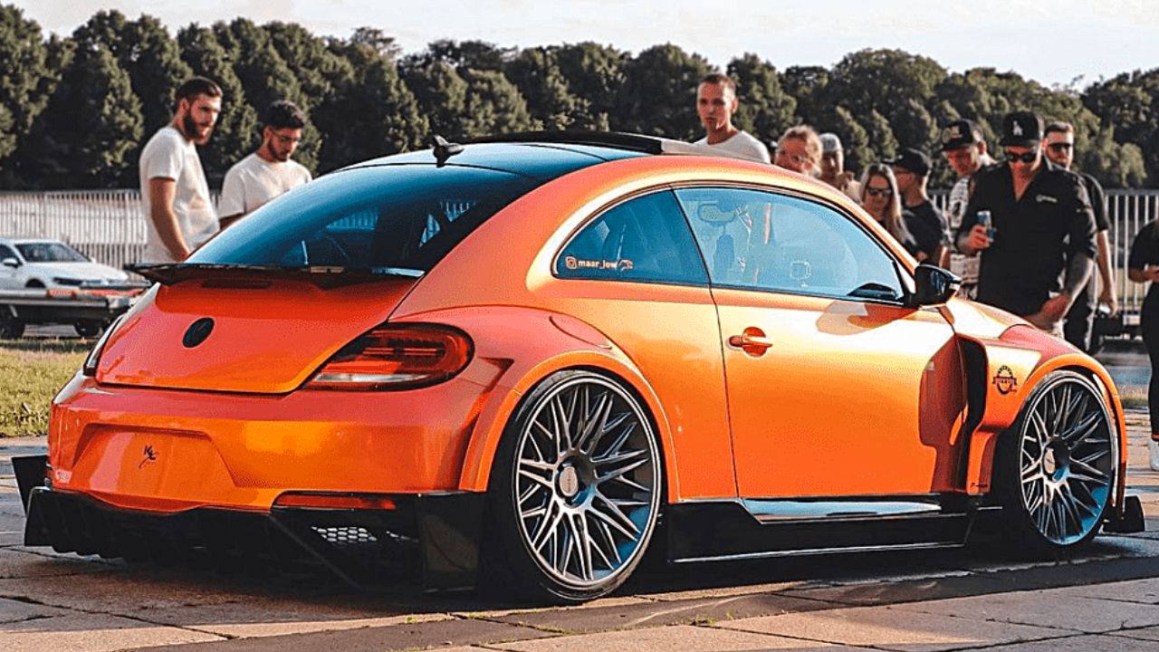 Cette VW Beetle, équipée du kit carrosserie Prior Design et de roues Rotiform, est un spectacle accrocheur parmi les autres voitures., Africars24