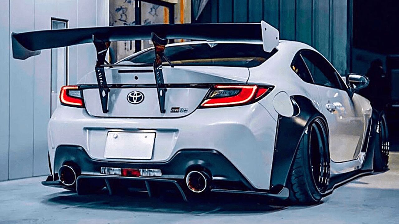 Liberty Walk donne un traitement chirurgical à la  Toyota GR86 et à la Subaru BRZ, Africars24