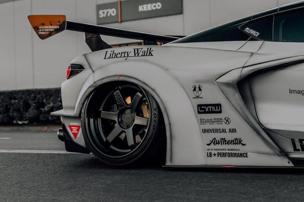 Liberty Walk présente un kit à carrosserie ultra large de 20 000 euros pour la Corvette C8, Africars24