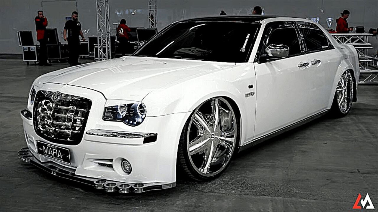 Cette incroyable Chrysler 300C avec des portes à la Rolls-Royce est un véritable spectacle visuel, Africars24