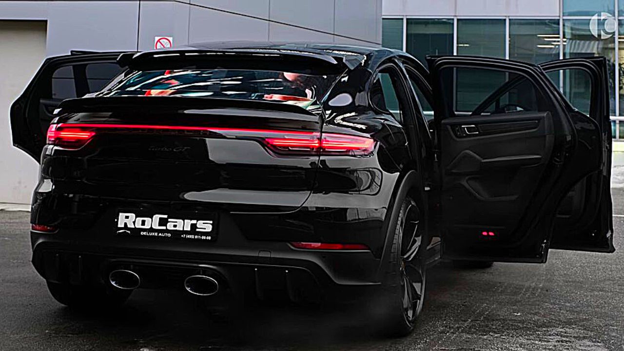 Ce Porsche Cayenne Turbo GT Coupé 2023 vendu par Auto De Luxe semble intimidant dans ce magnifique full black, Africars24
