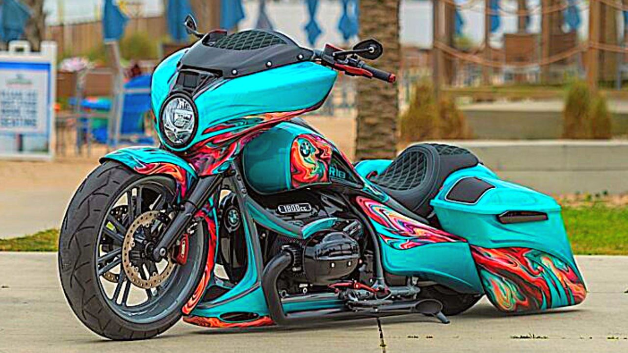 La BMW R18 Heavy Duty 2023 est une puissante moto cruiser allemande dévoilée lors du dernier Daytona Bike Week, Africars24