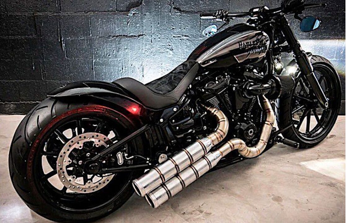 La Harley Davidson Breakout semble prête à cracher du feu avec son impressionnant échappement La Harley Davidson Breakout semble prête à cracher du feu avec son impressionnant échappement, Africars24