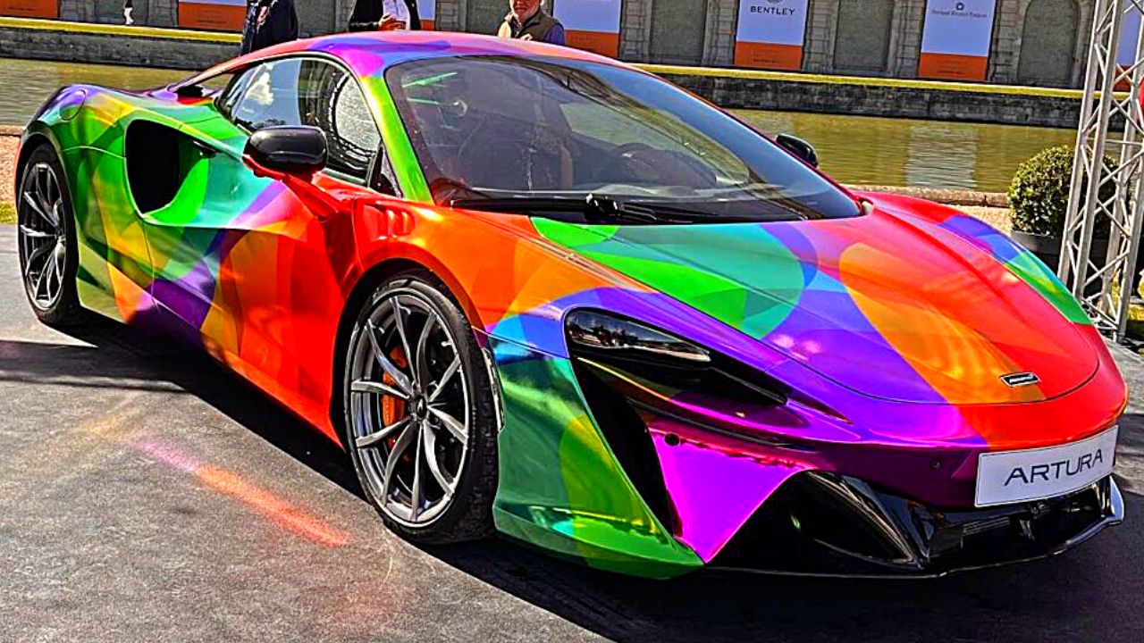 La McLaren Artura Art Car est une œuvre d&rsquo;art unique en son genre qui présente un design extérieur peint à la main, Africars24
