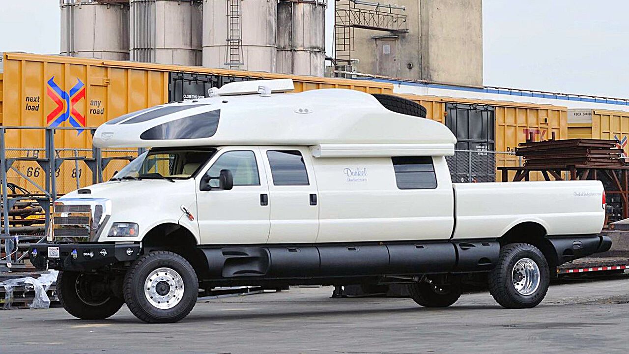 La conversion de ce Ford F-750 en un camping-car hors norme a coûté près 6 millions d&rsquo;euros, Africars24