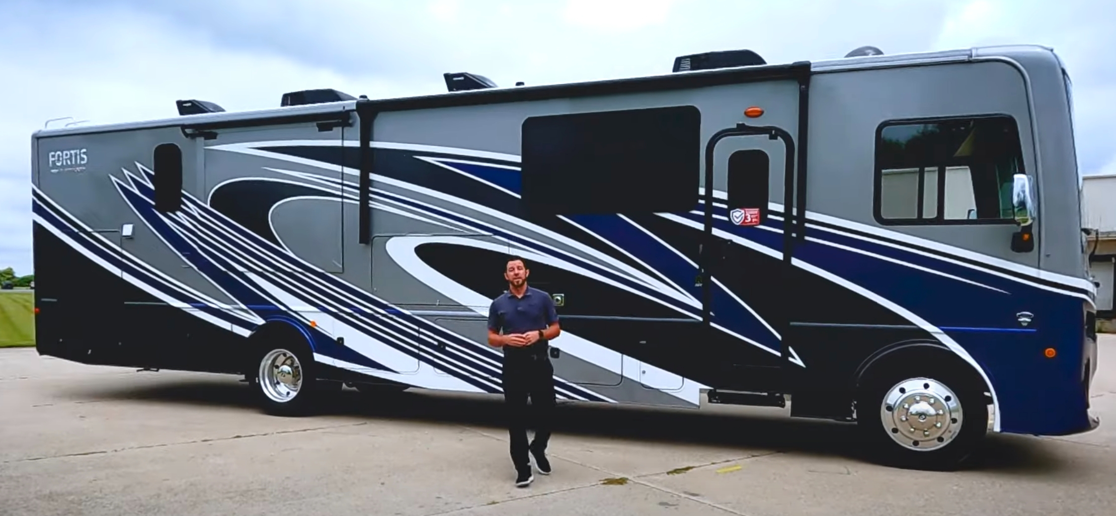 Découvrez l&rsquo;incroyable camping-car Fortis 2024 par Fleetwood RV, Africars24