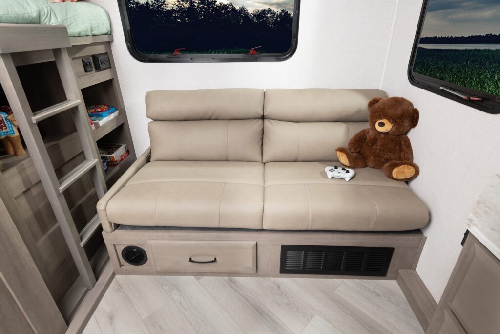 Découvrez l’incroyable camping-car Fortis 2024 par Fleetwood RV, Africars24